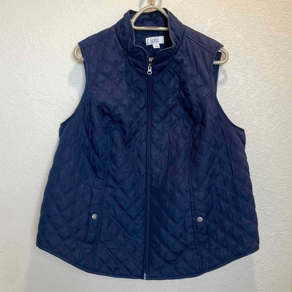 Women's Croft & Barrow Quilted Vest
Color Navy
Size 1X